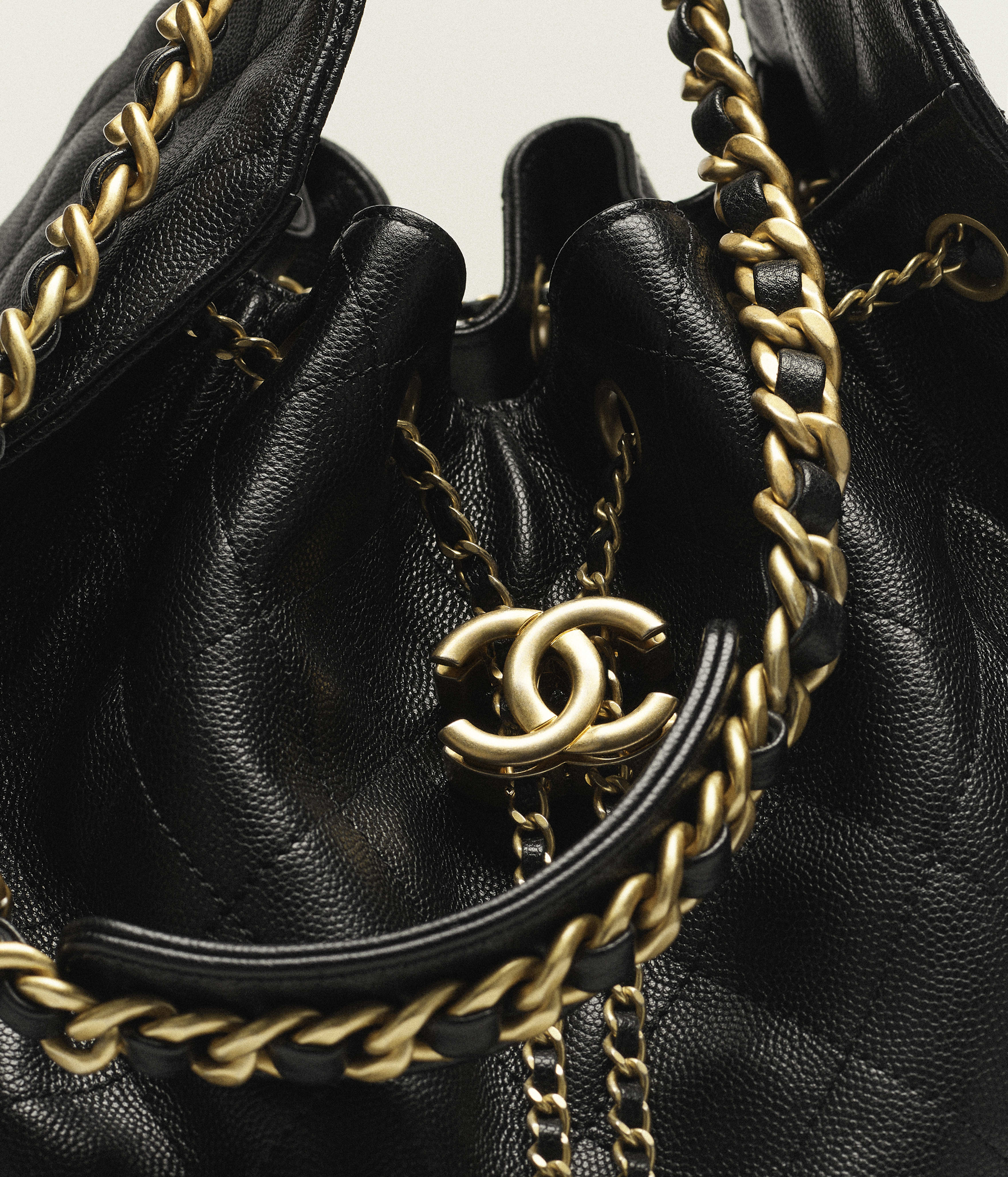 Mittelgroße CHANEL 25 Tasche - Schwarz - Genarbtes Kalbsleder & goldfarbenes Metall - Ansicht Artistique 5